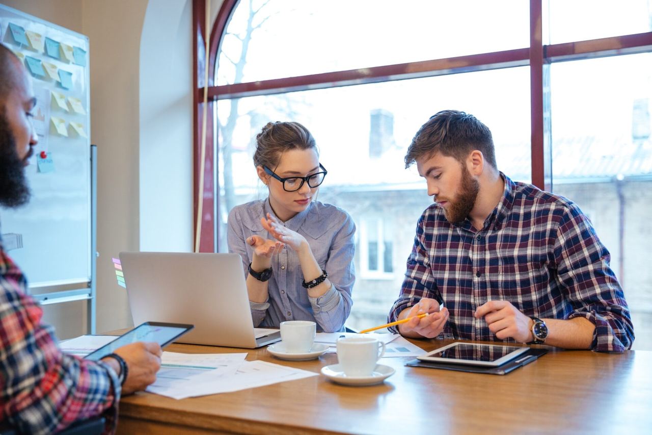 Team bespricht eine Social-Media-Strategie am Laptop