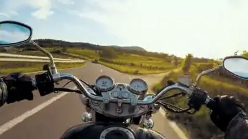 Standbild aus dem EXIMIE Showreel: Motorradfahrt aus Fahrersicht